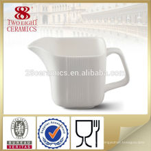 Assortiment de vaisselle en porcelaine fine, sucre et crémier